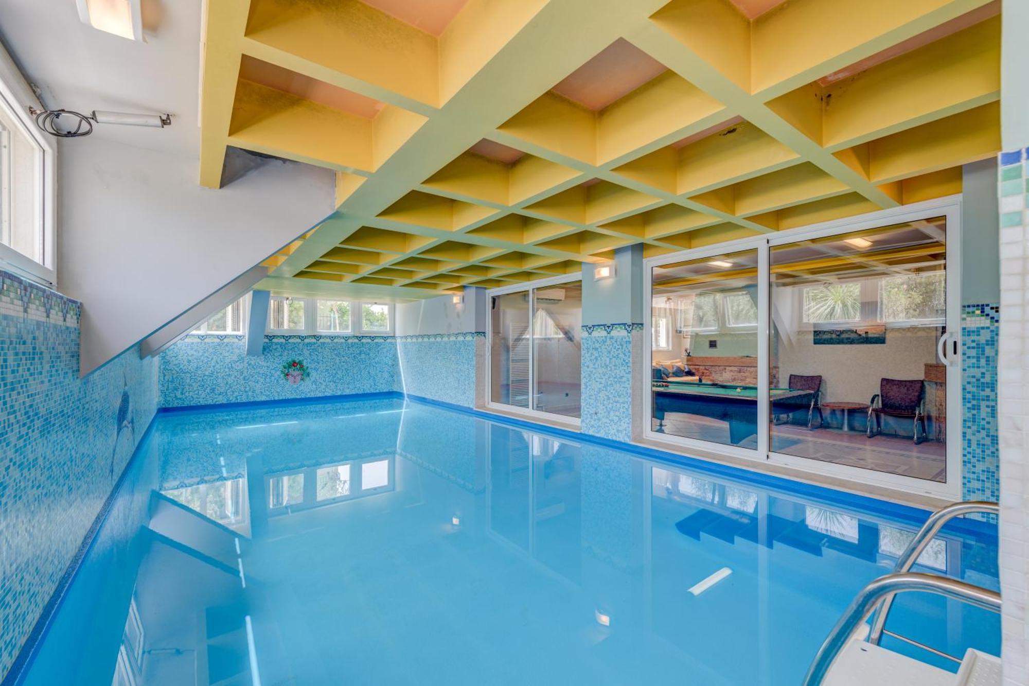 Blue Dolphin Apartment - Private Indoor Pool, Jacuzzi, Garden Split Exteriör bild