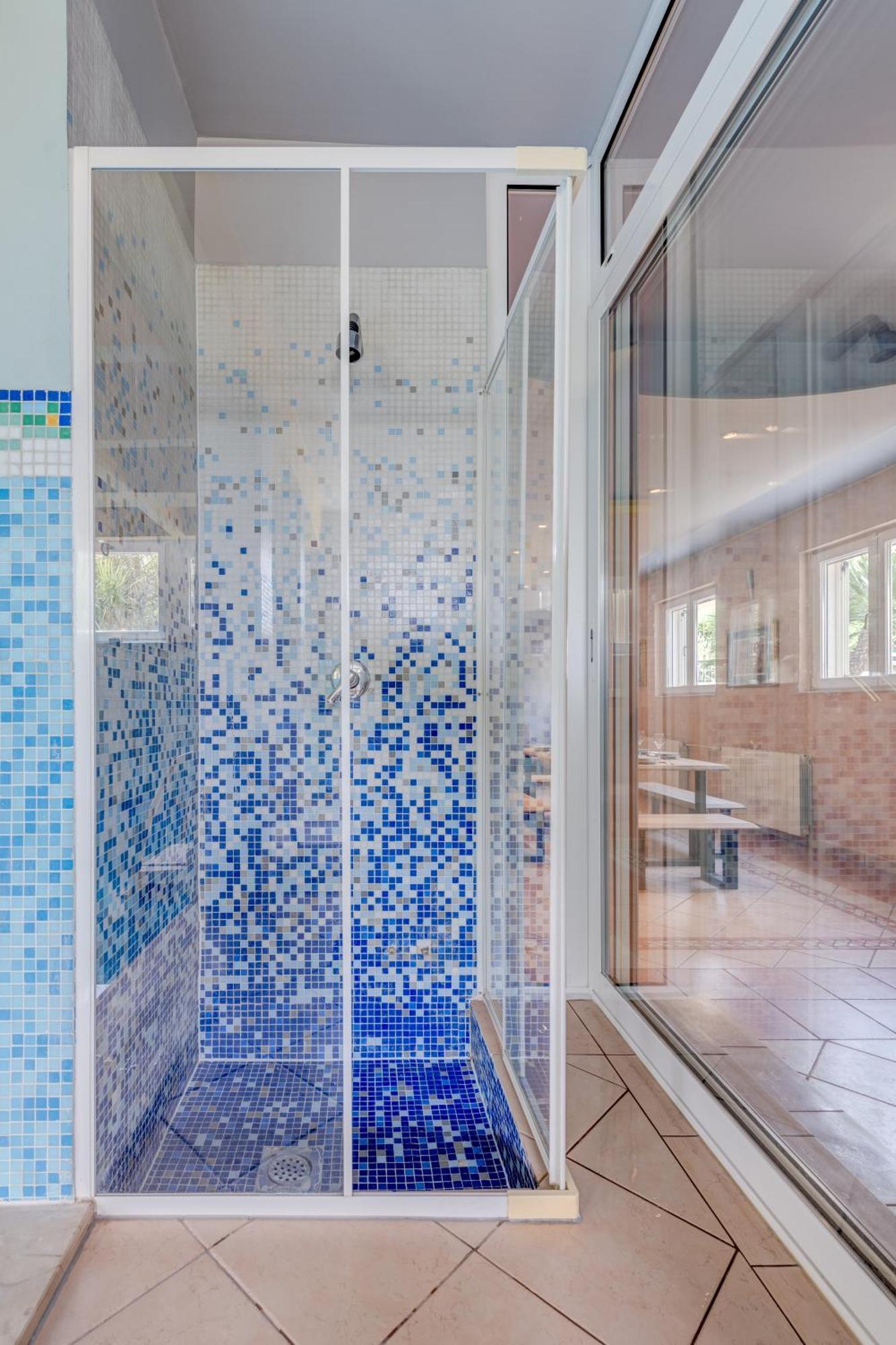 Blue Dolphin Apartment - Private Indoor Pool, Jacuzzi, Garden Split Exteriör bild