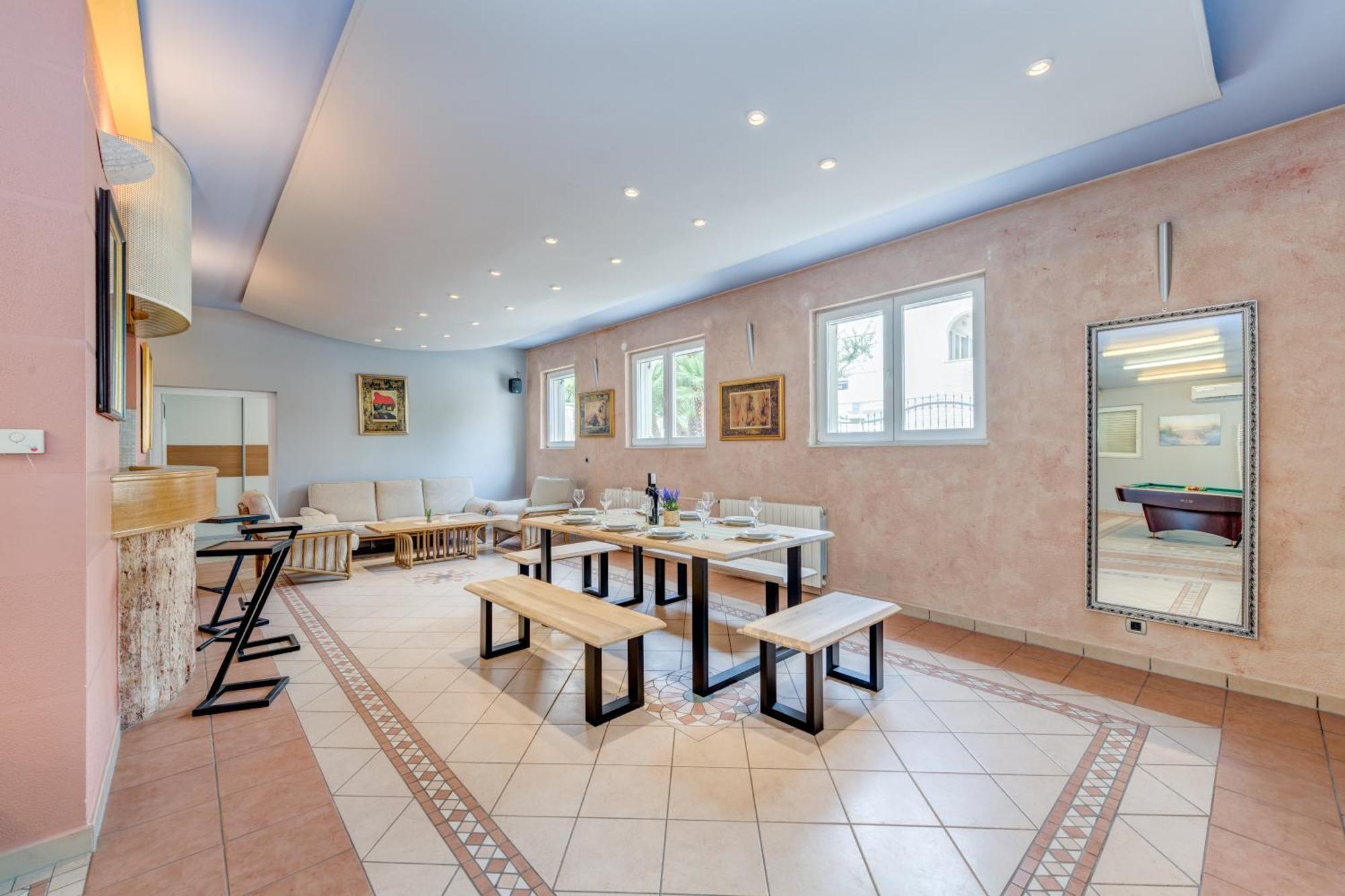 Blue Dolphin Apartment - Private Indoor Pool, Jacuzzi, Garden Split Exteriör bild